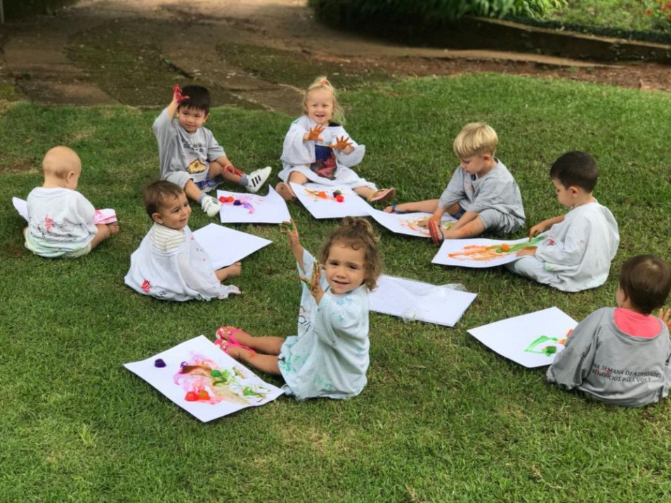 Os dias ficam mais coloridos quando as brincadeiras são com tinta
