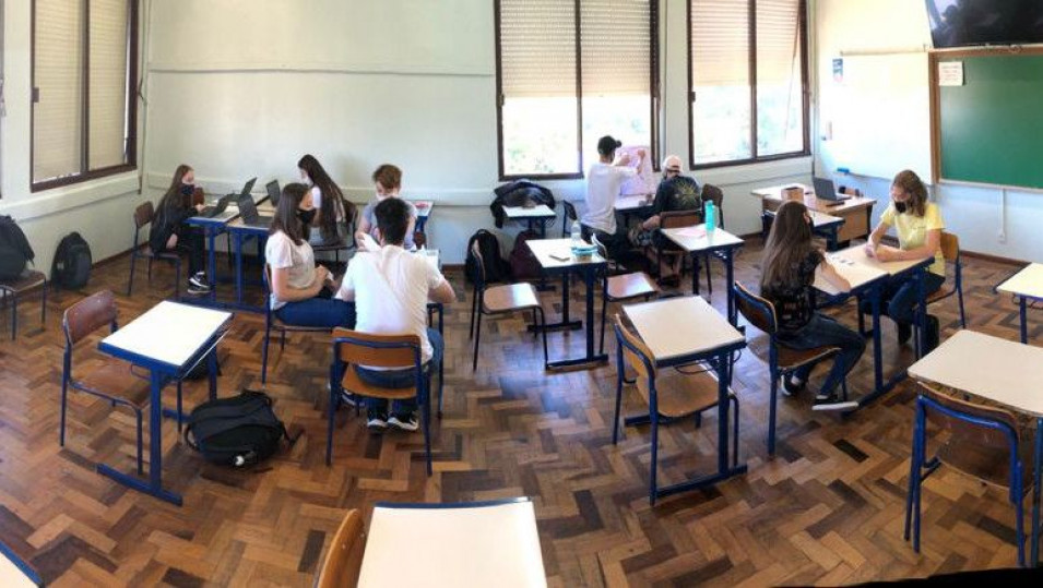 Estudantes revisam conteúdo as aulas de inglês criando jogos interativos