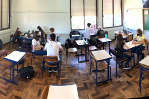 Estudantes revisam conteúdo as aulas de inglês criando jogos interativos