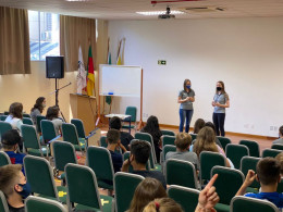 Turmas de 6º ano recebem monitora de ensino Luciane para aula sobre Libras
