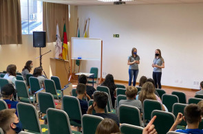 Turmas de 6º ano recebem monitora de ensino Luciane para aula sobre Libras