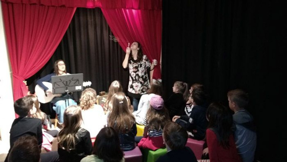 Oficina de escrita criativa no Ateliê de Histórias