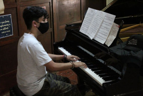 Acadêmico de Música se apresenta ao piano no encerramento da semana