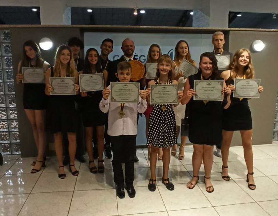 Atletas da equipe do Instituto Ivoti recebem premiação pelo Troféu Faergs