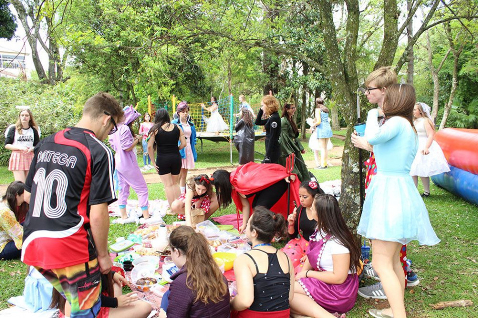 Piquenique a fantasia para alunos do Curso Normal