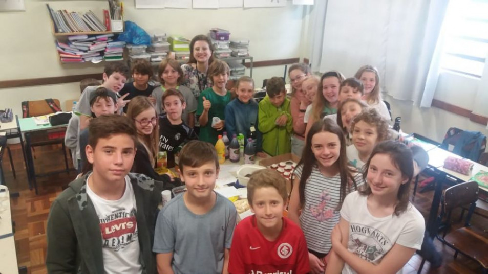 Aula de inglês sobre alimentos termina em lanche coletivo