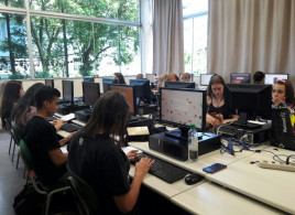 Acadêmica realiza seu estágio obrigatório na Educação Básica da instituição