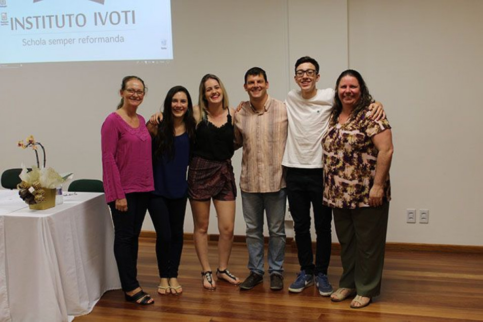Alunos se formam no Curso de Inglês do Instituto Ivoti