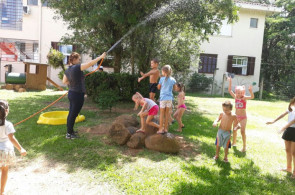Banho de mangueira na escola é pura diversão