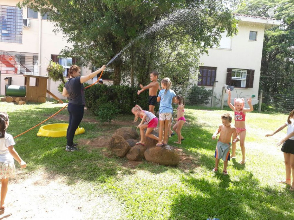 Banho de mangueira na escola é pura diversão