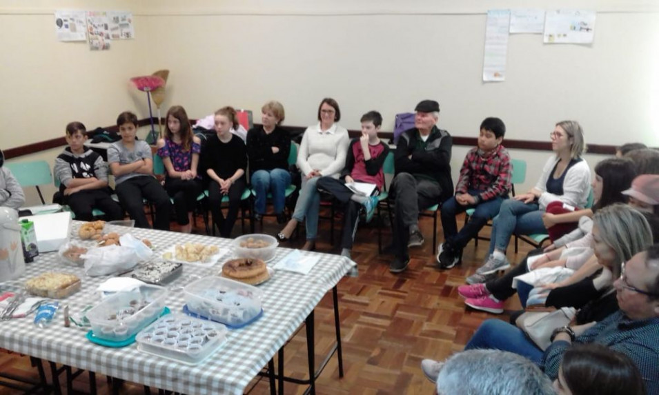Turma do 6º ano B organiza café para pais e avós