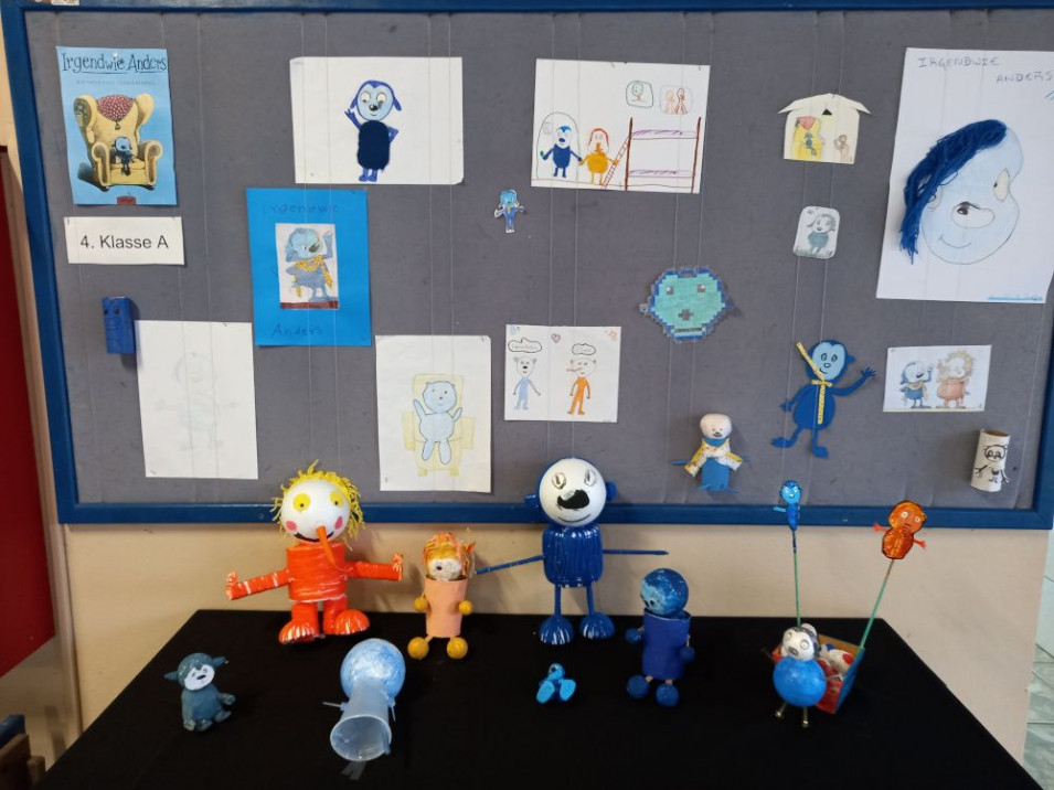 Turma do 4º ano faz exposição de personagens do livro Irgendwie Anders