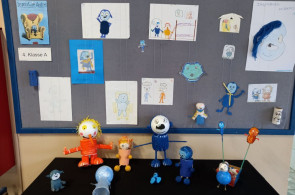Turma do 4º ano faz exposição de personagens do livro Irgendwie Anders