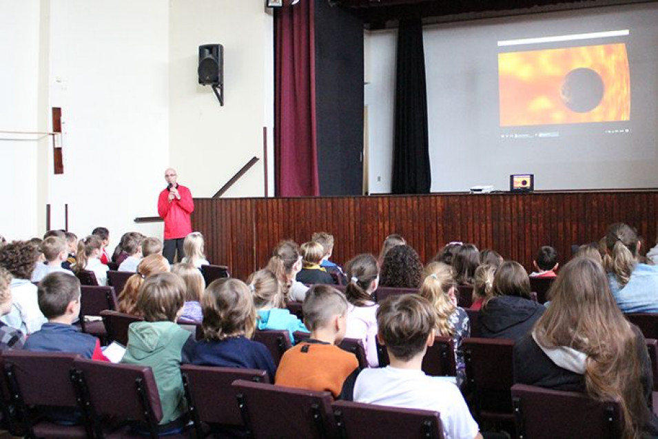 Alunos do Ensino Fundamental recebem visita inesperada