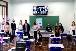 Quadros pintados pelos alunos marcam as turmas dos 3ºs anos do Ensino Médio