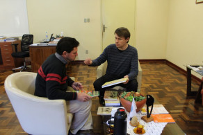 Escritor de Novo Hamburgo doa livros para o Instituto Ivoti