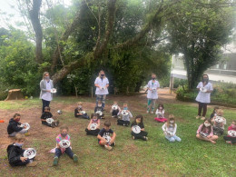 Inspiradas em livro, crianças da Educação Infantil fazem gelatina de letras