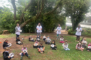Inspiradas em livro, crianças da Educação Infantil fazem gelatina de letras