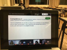 Turma do Curso de Letras tem aula sobre correção de redação do ENEM