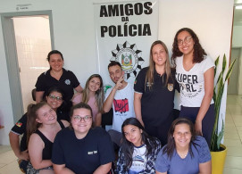 Alunos levam Projeto Brinca Comigo? em evento da Delegacia de Polícia