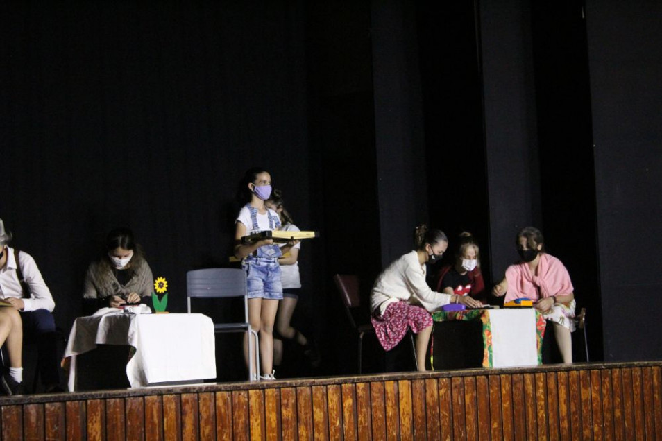 Apresentações de Teatro e Coral encantam o início da semana na instituição