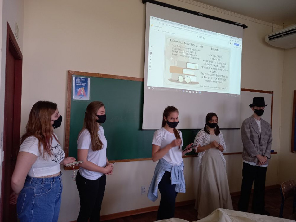 Turma tem aula de literatura sobre os romances A Moreninha e Úrsula