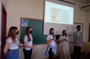 Turma tem aula de literatura sobre os romances A Moreninha e Úrsula