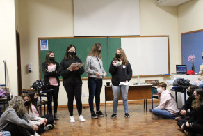 Turma tem Hora da História na aula de Princípios e Métodos da Ed. Infantil