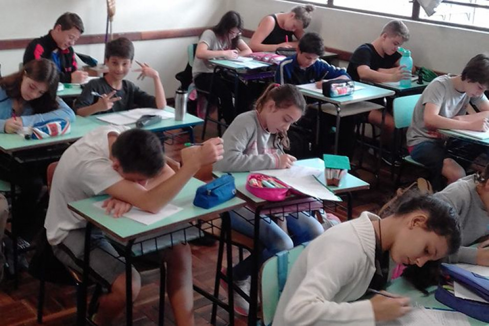 Turma troca cartas com alunos de escola do Paraná