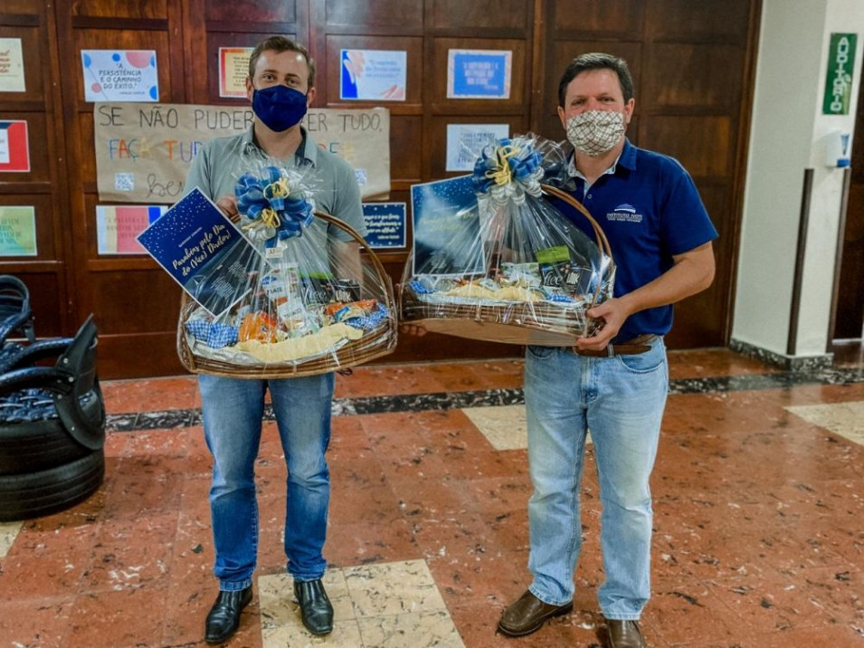 Diretores da Educação Básica recebem homenagem dos monitores