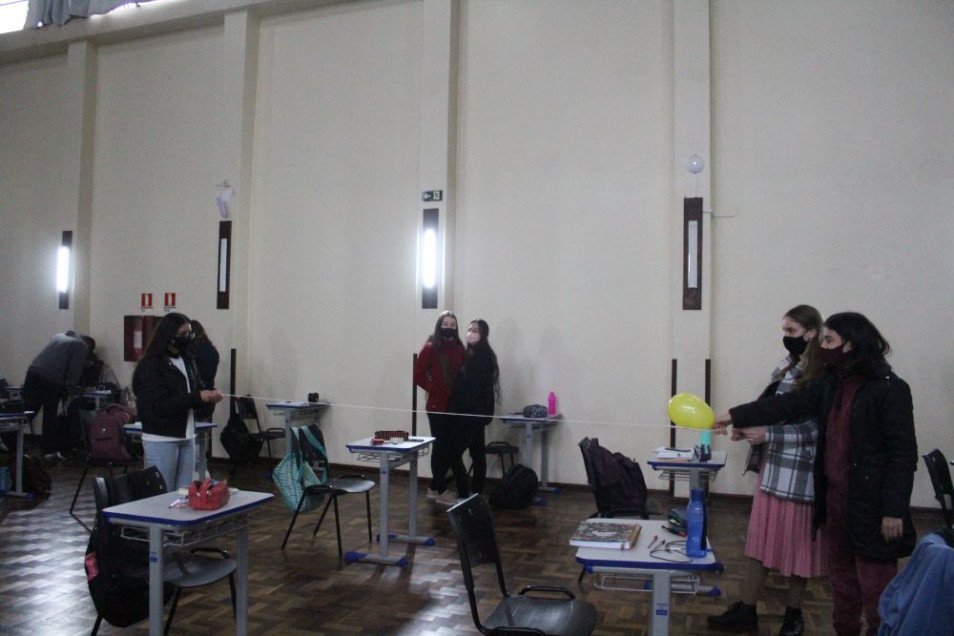 Turma do Curso Normal tem aula prática sobre as Leis de Newton