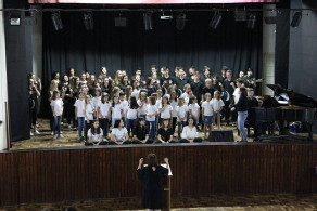 Os quatro corais do Instituto Ivoti se apresentaram na terça-feira