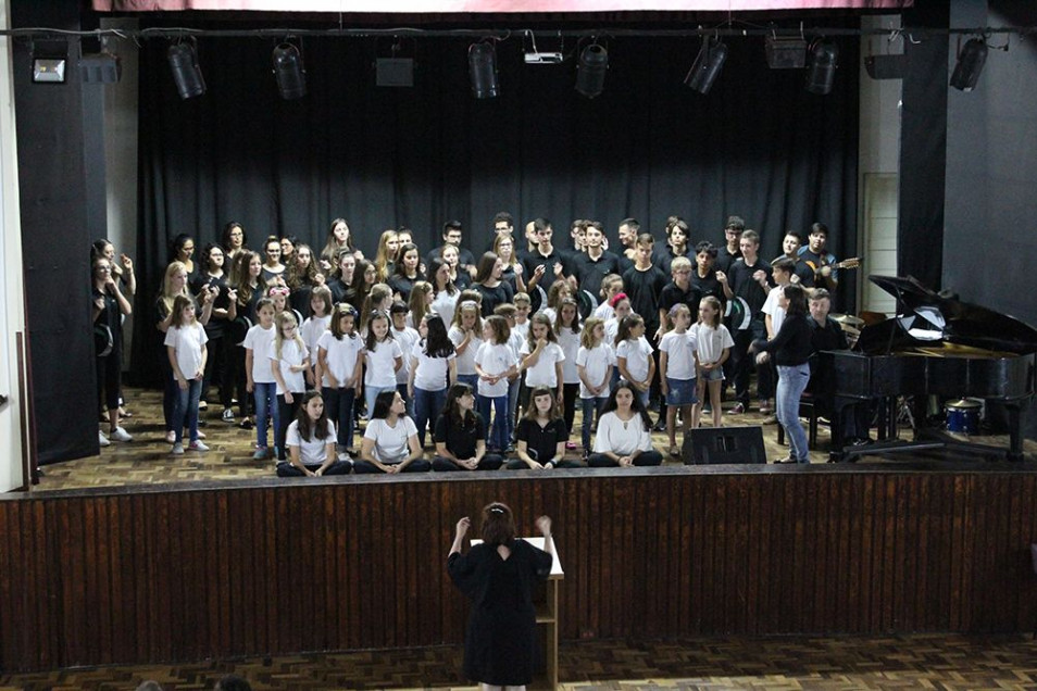 Os quatro corais do Instituto Ivoti se apresentaram na terça-feira