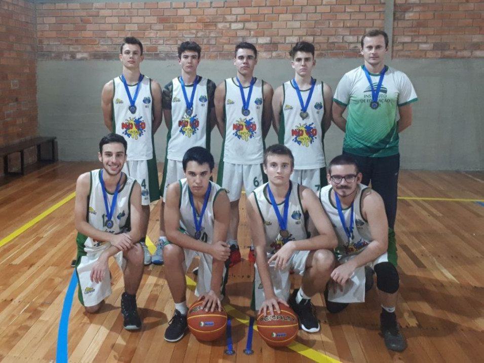 Equipe de basquete fica em terceiro lugar em Torneio Meridional