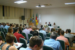 Mais de 30 acadêmicos recebem diplomas de Especialização