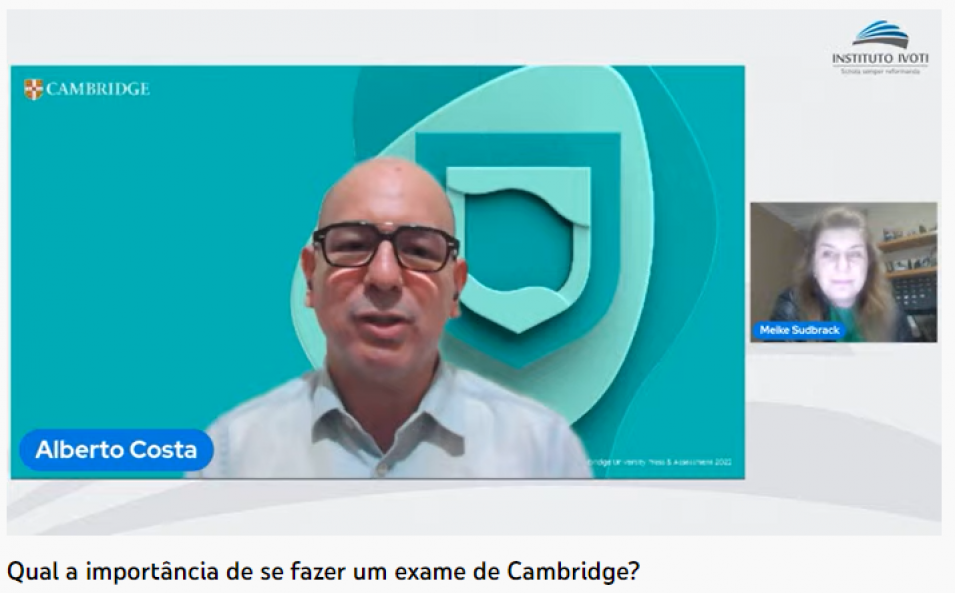 Estudantes assistem palestra on-line sobre os exames de Cambridge