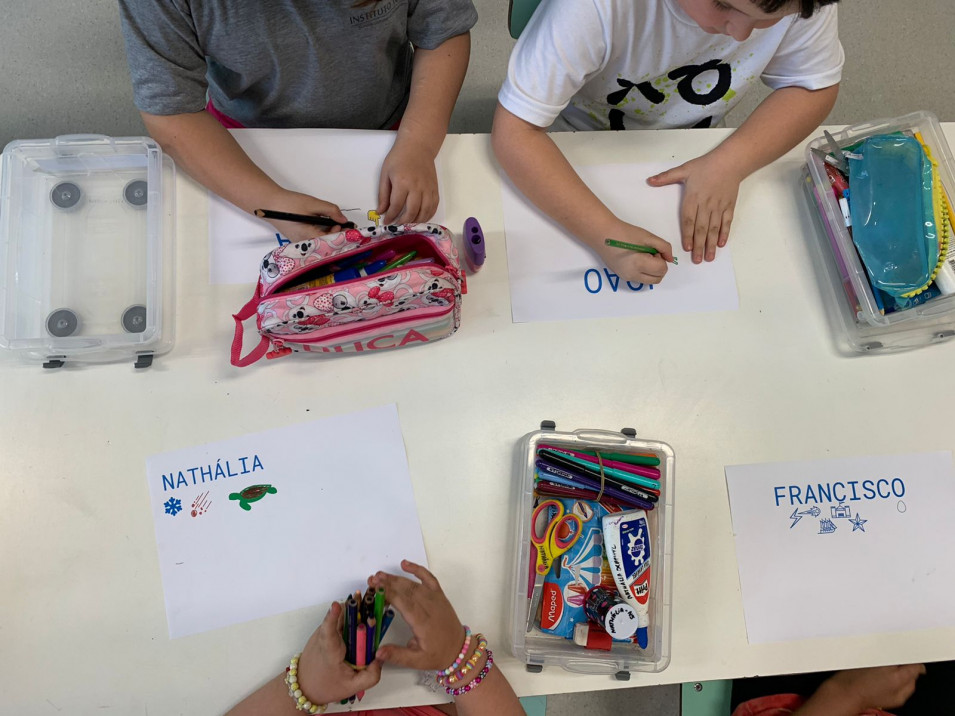 Aula de Tecnologias Educativas auxilia turma do Nível 5 na descoberta das letras