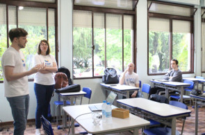 Turma do Ensino Médio recebe representantes do INSS para falar sobre o Programa de Educação Previdenciária