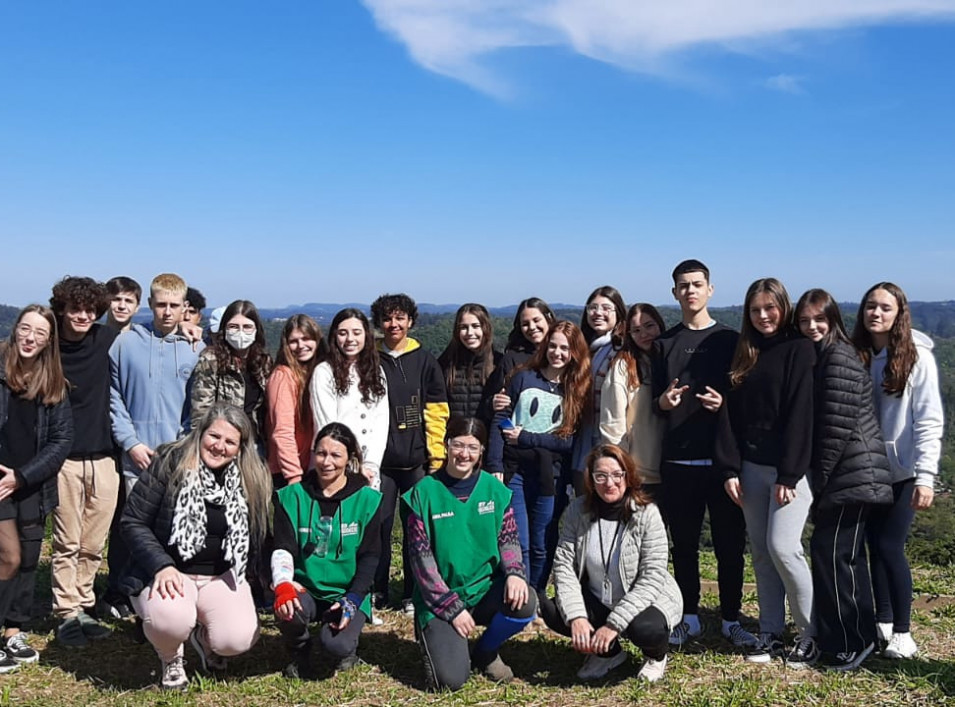 Estudantes do Ensino Médio visitam central de reciclagem de Novo Hamburgo