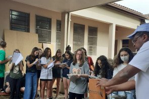Turma do 8º ano tem experiência prática sobre circuitos elétricos
