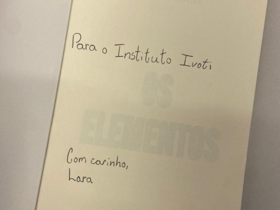 De leitora a autora: ex-aluna presenteia a Instituição com exemplar autografado