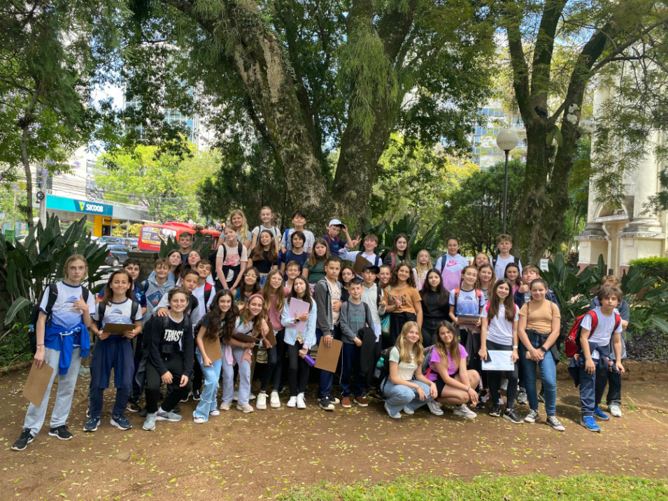 Turmas do 6º ano do Instituto Ivoti realizam saída de estudos para Porto Alegre