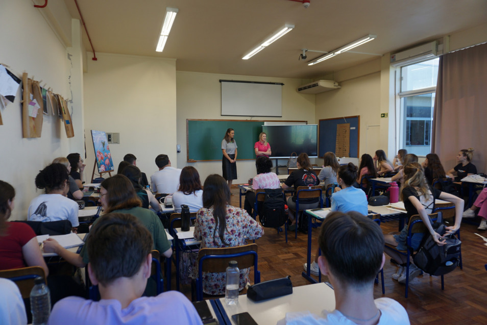 Estudantes do Instituto Ivoti recebem representantes da Agência Sicredi Ivoti