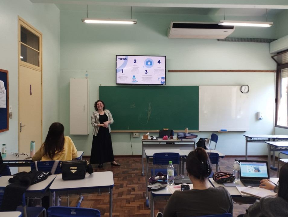 Turma do Ensino Médio recebe visita de Aline Gayer para falar sobre saúde