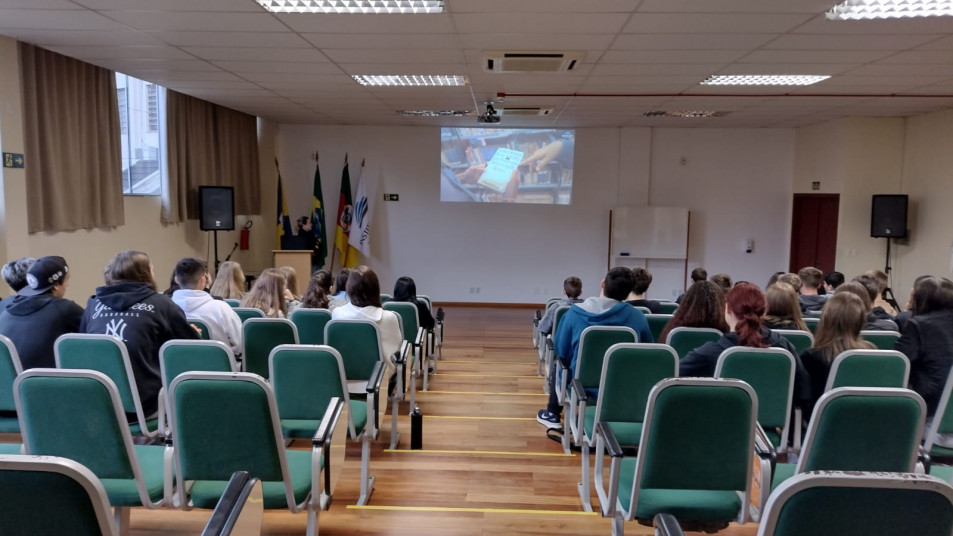 Instituto Ivoti recebe turma da Escola Municipal 25 de Julho