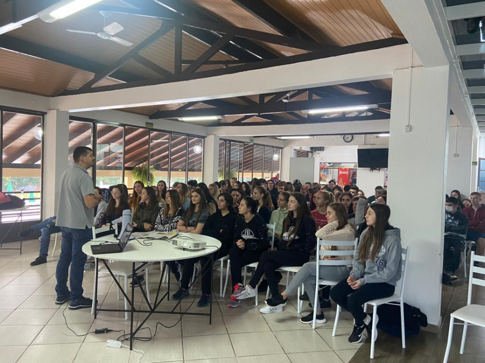 Turmas dos 3ºs anos do Ensino Médio tem momento surpresa de Inauguração do Futuro