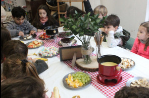 Turma do Nível 4 constrói memórias e se despede do semestre com uma tarde de fondue