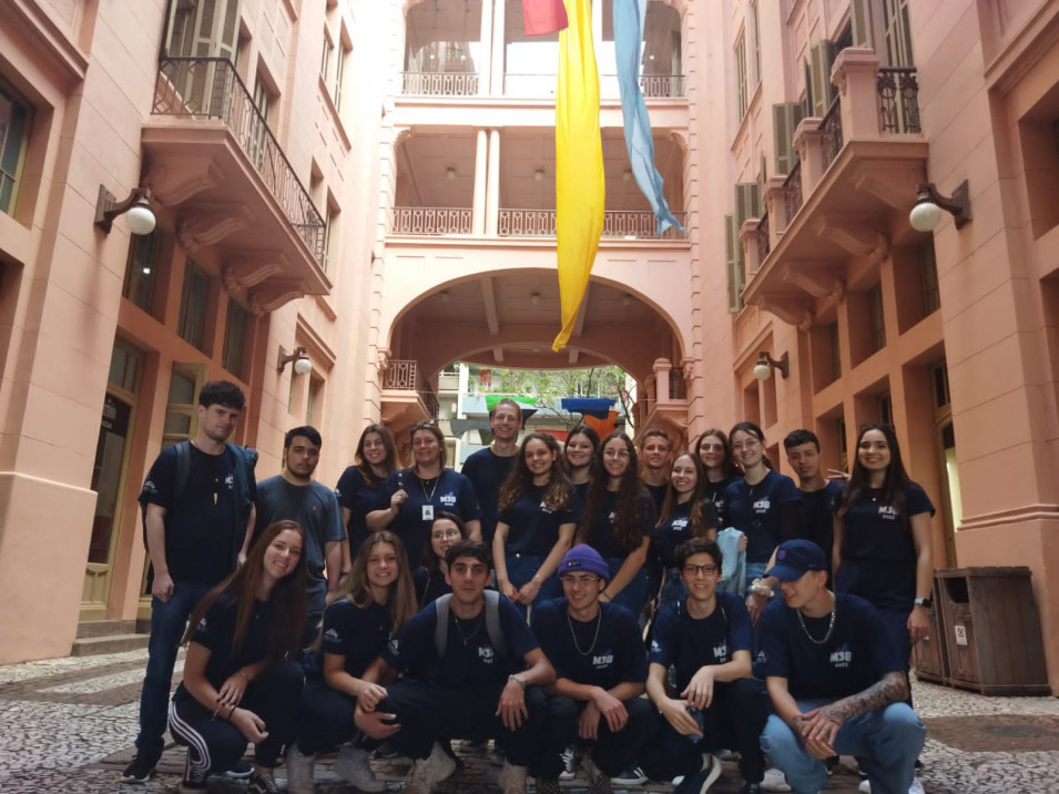 Turmas do Ensino Médio realizam saída de estudos para Porto Alegre