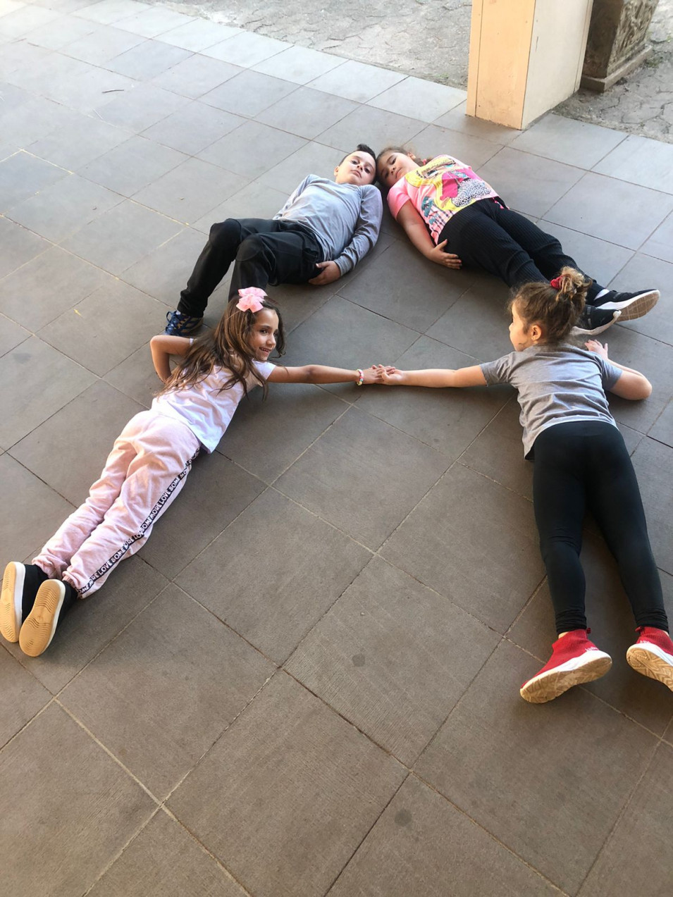 Crianças do 1º ano do Instituto Ivoti usam o corpo para identificar o traçado das letras