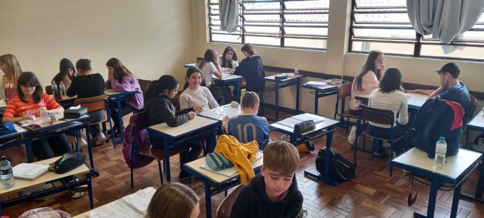 Turmas de 7º ano aprendem sobre expressões algébricas com jogo da memória